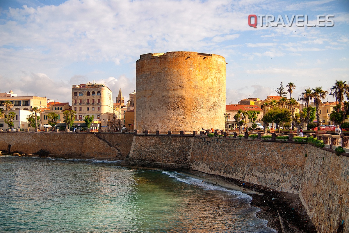 Panorámica de la muralla y torre de defensa del Alguer