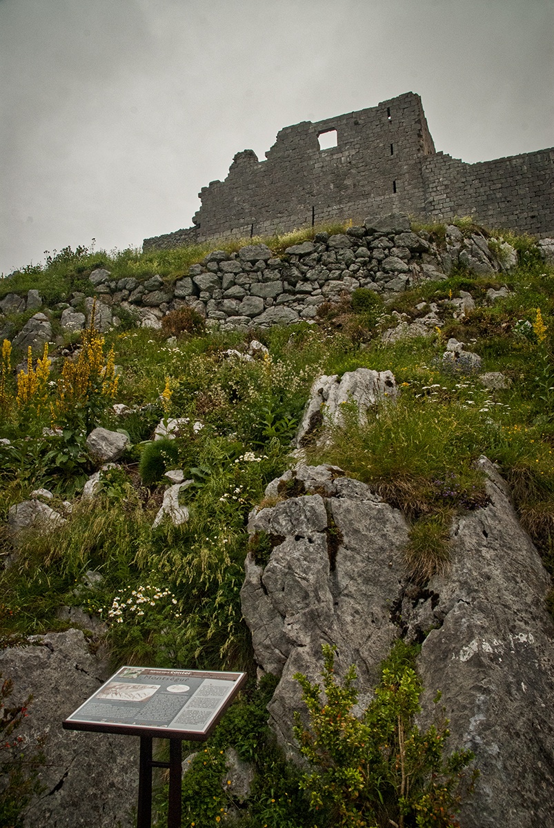 Perspectiva de las muralla de Montsegur durante el ascenso al castillo