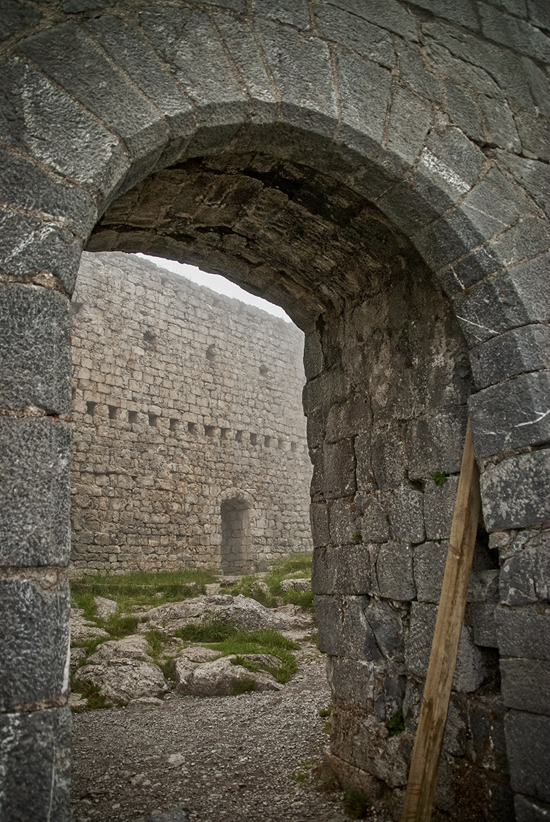 Puerta acceso al recinto del castillo