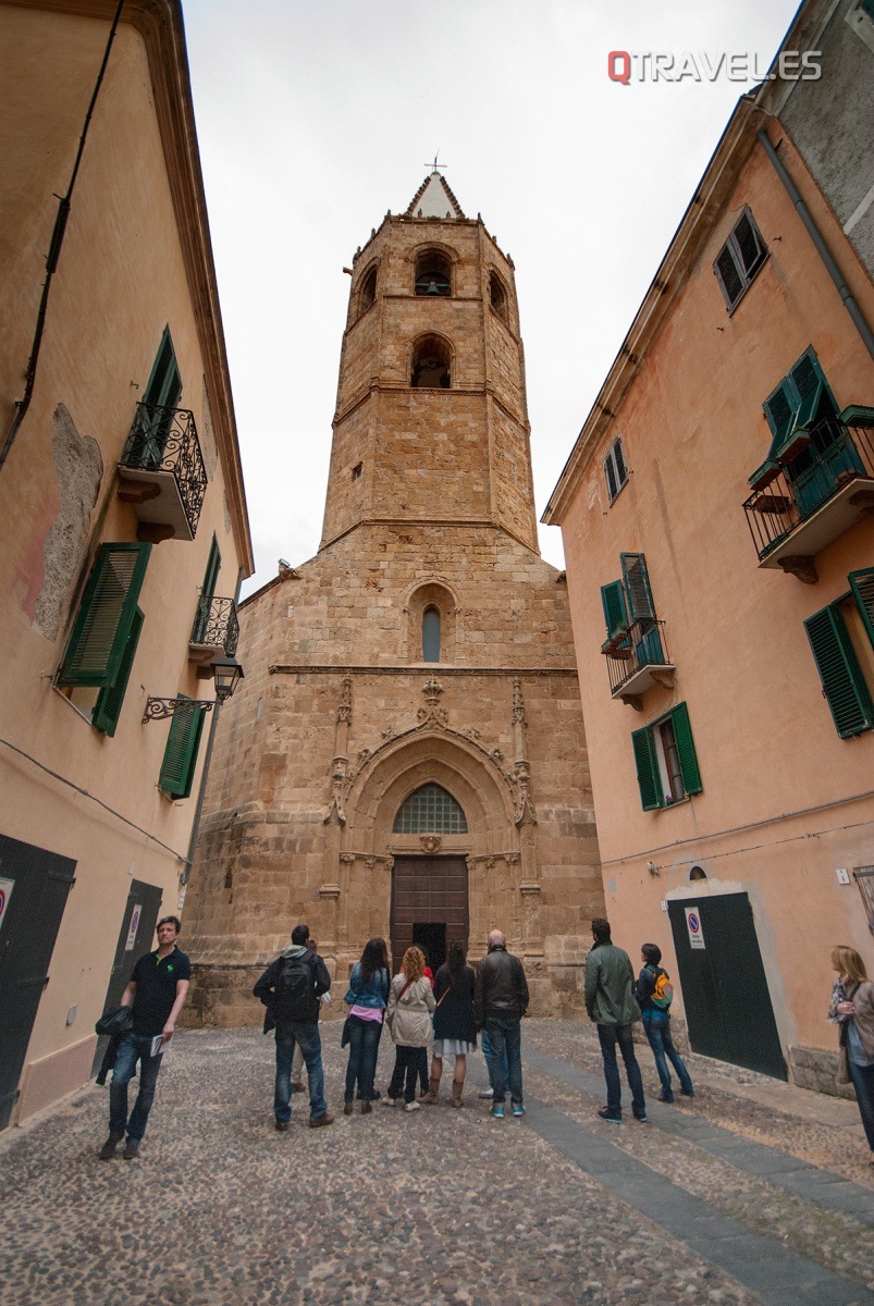 Puerta de la iglesia de Santa maria de estilo neocatalan en el Alguer