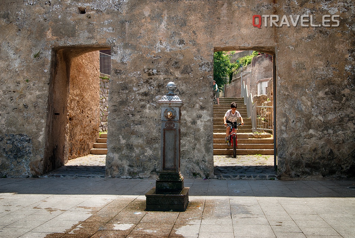 Puerta en la muralla de defensa en el puerto del Alguer