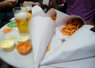 Bruselas Bélgica, si viajas a Bruselas, es visita obligada la Maison Antoine para degustar sus famosas patatas fritas