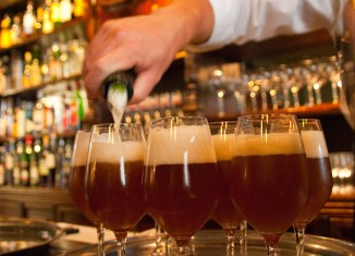 Bélgica Bruselas, degustación la cerveza de fermentación espontánea de la Cervecería Cantillon en el Restaurante Les Brigittines