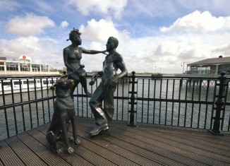 La bahía de Cardiff es un lugar muy frecuentado, espacios culturales y muchos restaurantes