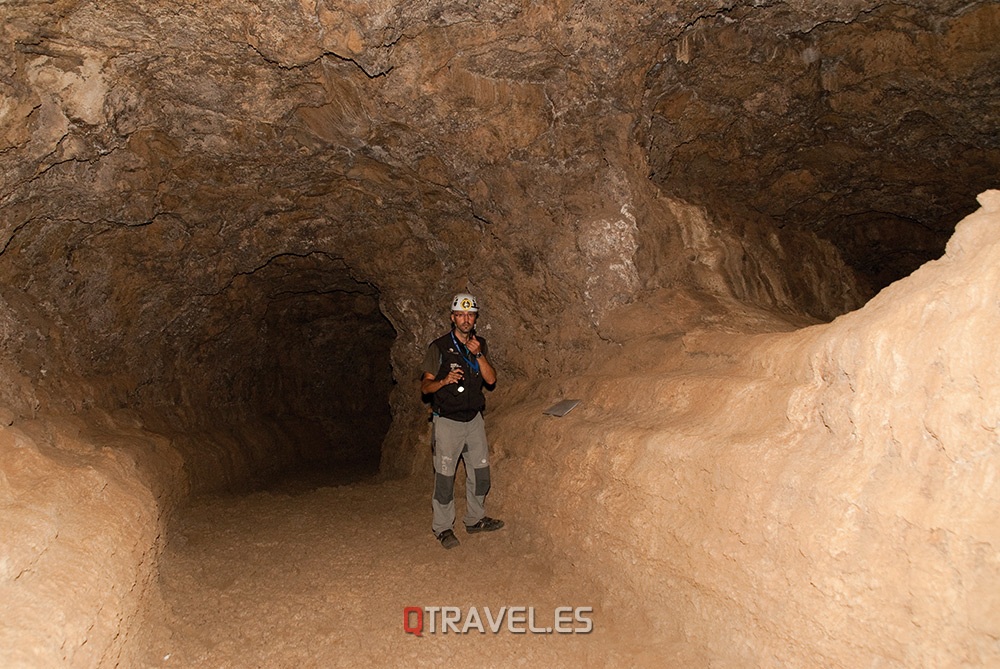 Qué ver y qué cosas hacer en Tenerife, dentro de la cueva del viento existen diversas bifurcaciones originadas al enfriarse la lava