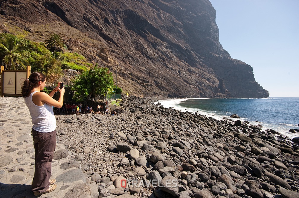 Qué ver y qué cosas hacer en Tenerife, al final del Barranco de Masca, llegamos a una playa de enormes guijarros