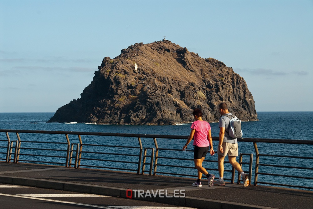 Qué ver y qué cosas hacer en Tenerife, paseando por el paseo marítimo contemplamos el Roque de Garachico