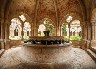 Fuente del claustro en el Real monasterio de Santa Maria de Poblet