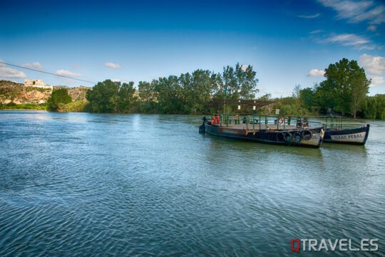 Pas d'barca- paso de barca para cruzar de una orilla a otra del Ebro