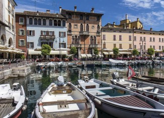 Antiguo puerto de Desenzano en el Lago de Garda