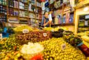 Zoco de verduras y olivas