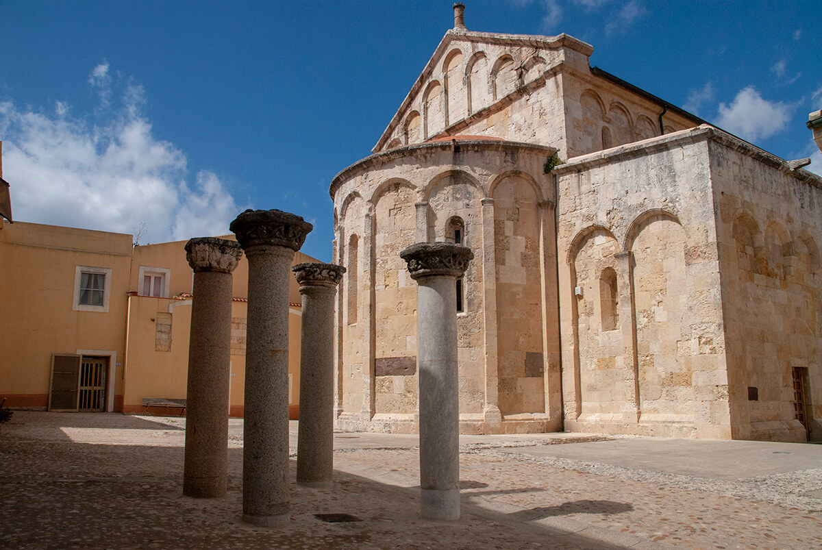 Cerdeña Porto Torres Basilica y columnas romanas