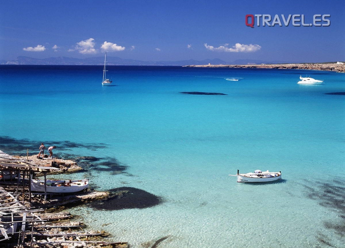 Un mar azul turquesa, bancos de arena blanca y el verde oscuro de las praderas de posidonia son los colores con los que Formentera recibe al visitante.
