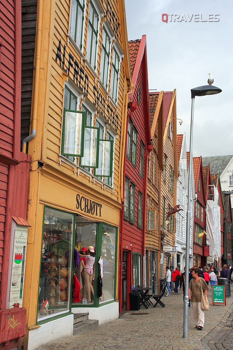 Interior de Bryggen, el barrio antiguo pesquero de Bergen