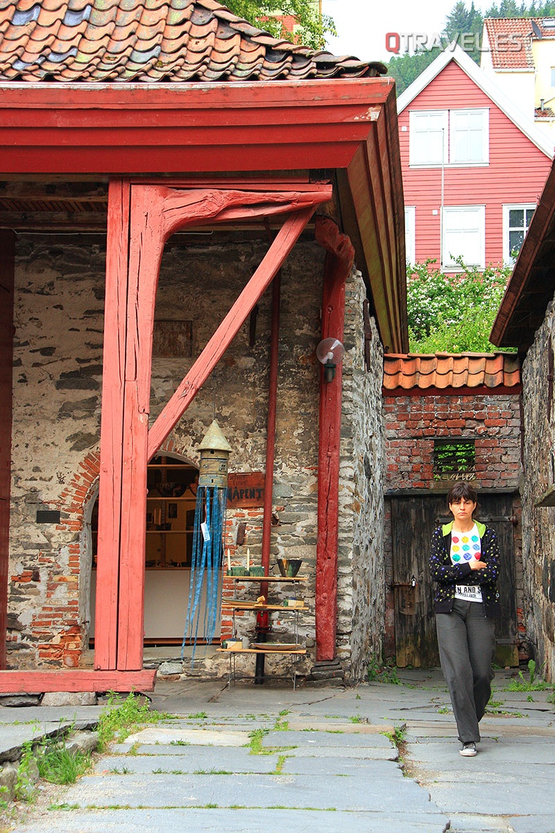 Interior de Bryggen, el barrio antiguo pesquero de Bergen