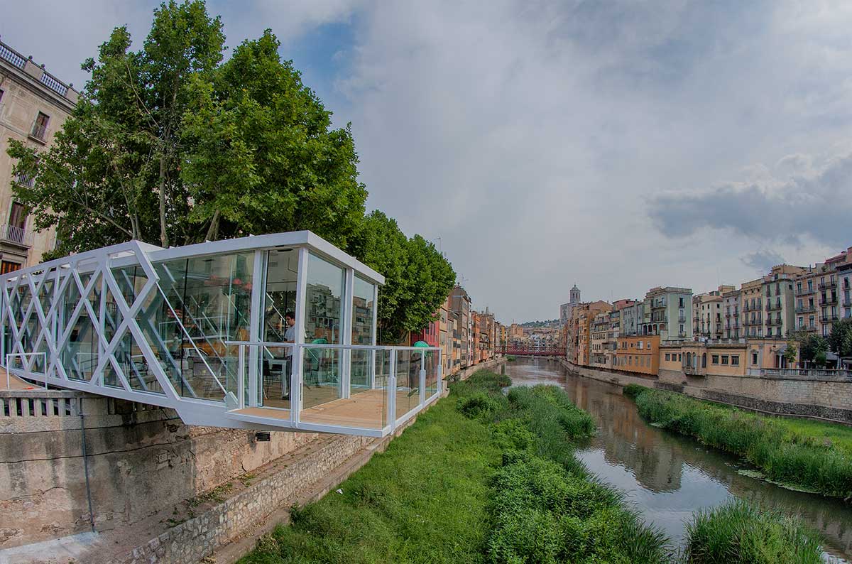 Instalación de El Vol sobre el río Onyar de Girona