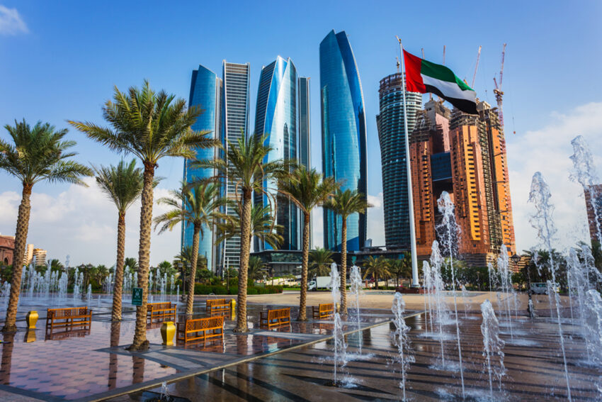 El contraste entre tradición y modernidad se refleja en monumentos como su Mezquita de Sheik Zayed