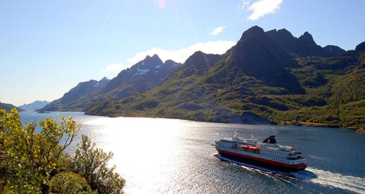  Hurtigruten guiará las costas noruegas en español