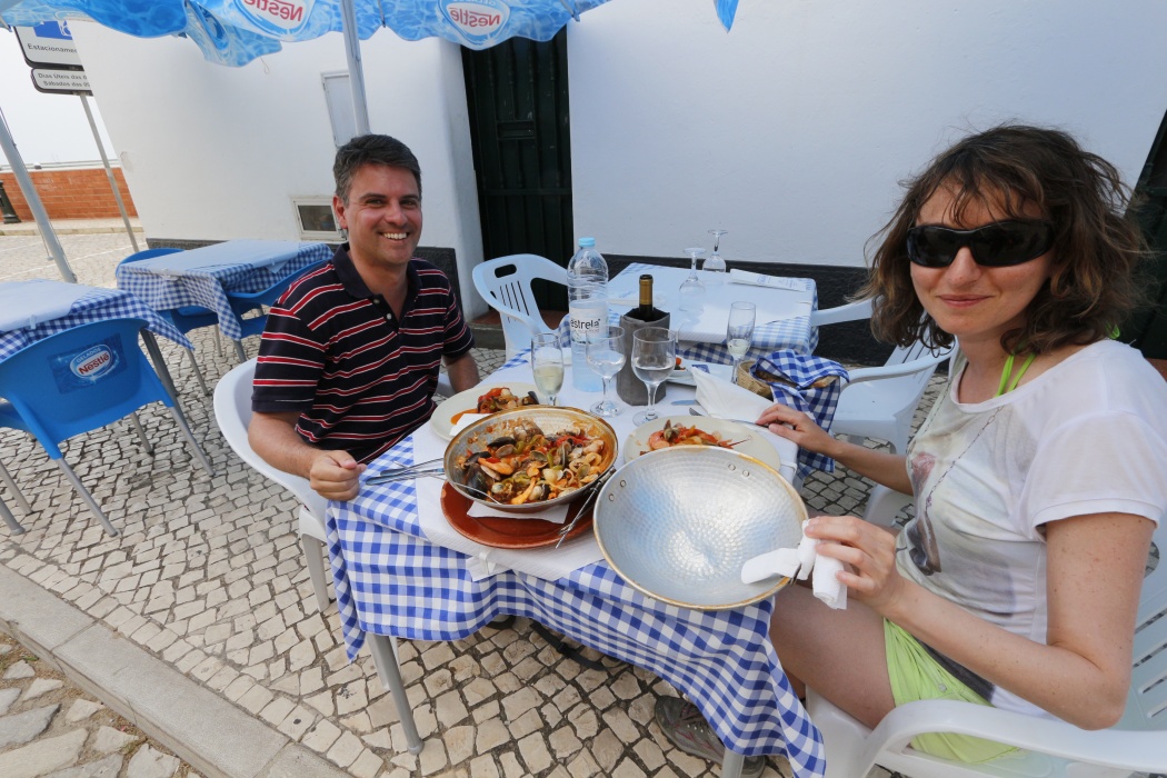 Comiendo cataplana en las terrazas de los restaurantes