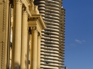 Mezcla de arquitecturas en el Parque de la Libertad