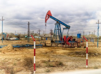 Bomba o caballito de extracción de petróleo en las afueras de Bakú