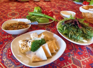 Plato tipico azerí con quesos y verduras