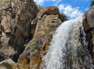 El gran caudal del Rio Chassezac origina espeluznantes cascadas
