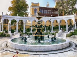 Fuente en los jardines de laSociedad Filarmónica de Bakú