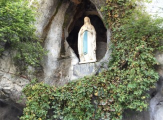 Virgen de Lourdes den la gruta