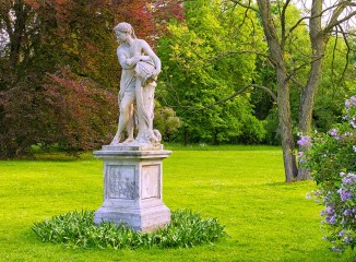 Diferentes estatuas en marmol en los Jardines Lazienki