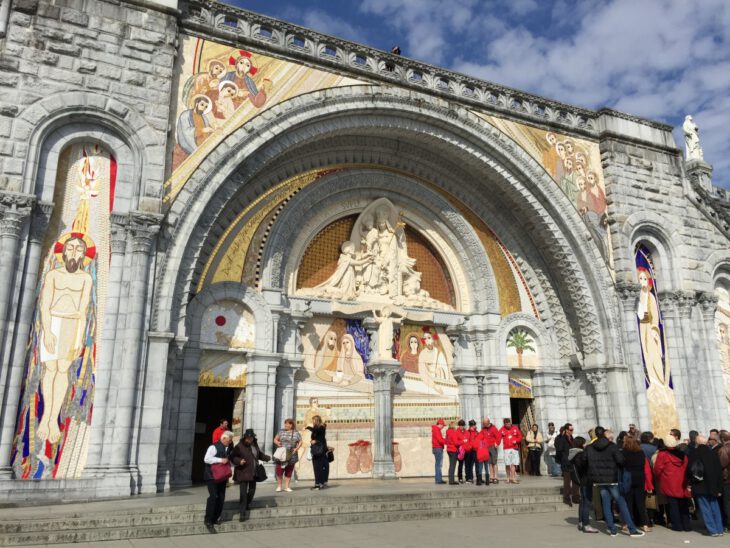 Puerta de entrada de la Basílica del Rosario