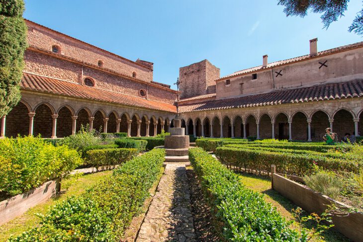 Claustro del monasterio de Santa María de Arles
