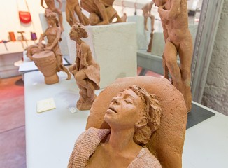 Exposición y venta de figuras de arcilla en Le Molin des Arts