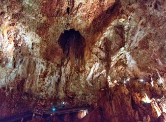 Descenso al interior de la cueva