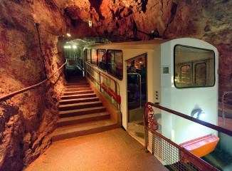 Tren de acceso al interior de la cueva para visitantes