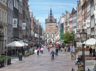 La calle Dług con la Puerta Dorada al fondo