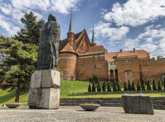 Monumento a Nicolás Copérnico en la Catedral de Frombork