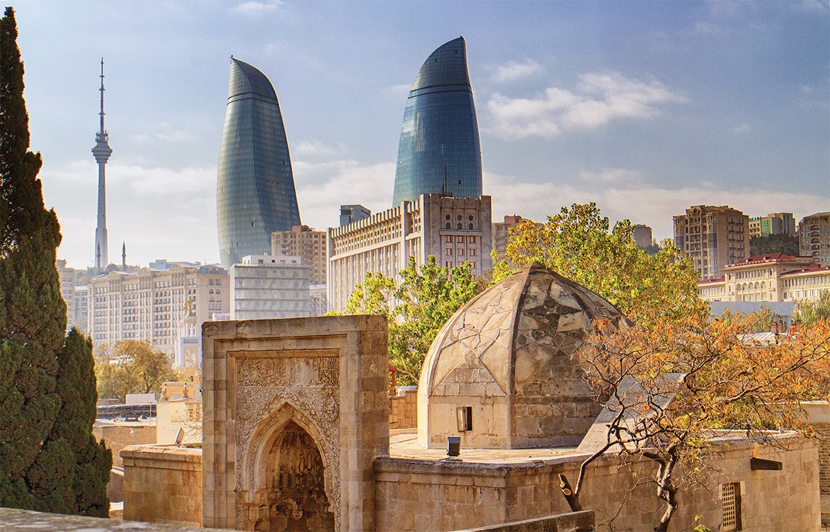 Palacio de los Shirvanshahs con las Flame Towers al fondo
