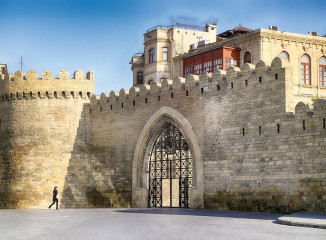 Puerta de entrada en la muralla de la antigua ciudad de Bakú