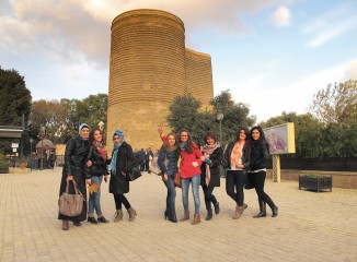 Simpáticas jóvenes azeries posando para nosotros frente a la Torre de la Doncella