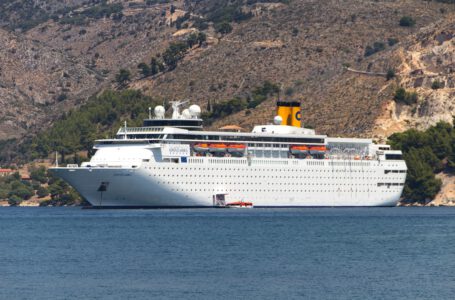 Costa neoClassica fundeado en Argostoli