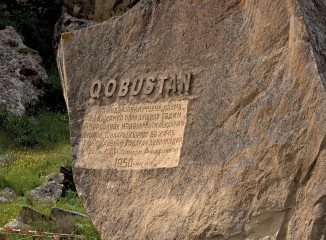 Petroglifos en el Museo al aire libre de Gobustán
