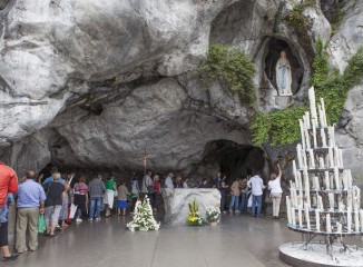 Cola para acceder a la gruta de Lourdes