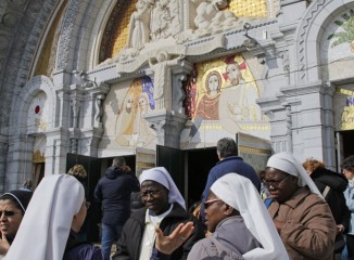 Peregrinos en la puerta de la Basílica del Rosario