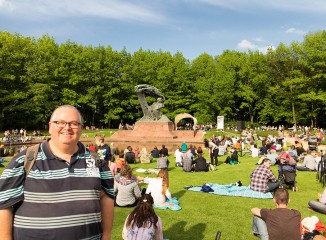 David Bigorra en los conciertos junto a la estatua de Chopin