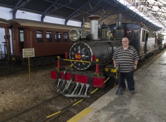 David Bigorra en frente a la locomotora de la Estación de Tiradentes