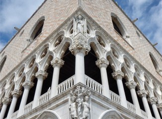 Detalle de la fachada del Palacio Ducal