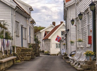Calles del pueblo costero de Sogndalstrand
