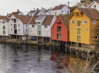 Casa de madera sobre el rio en Sogndalstrand