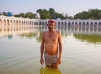 Estanque con agua curativa del templo Gurdwara Bangla Sahib